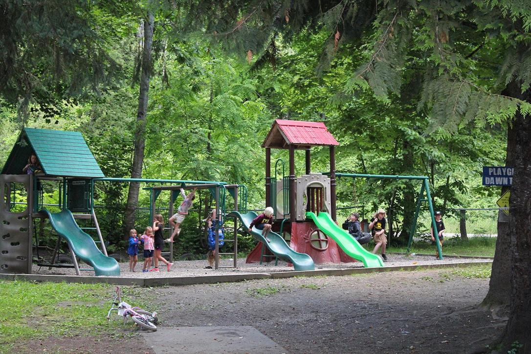 Revelstoke Rv & Cabin Resort エクステリア 写真