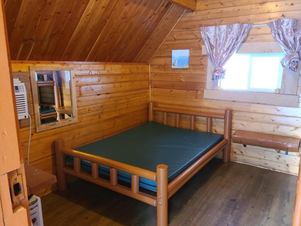 Revelstoke Rv & Cabin Resort エクステリア 写真
