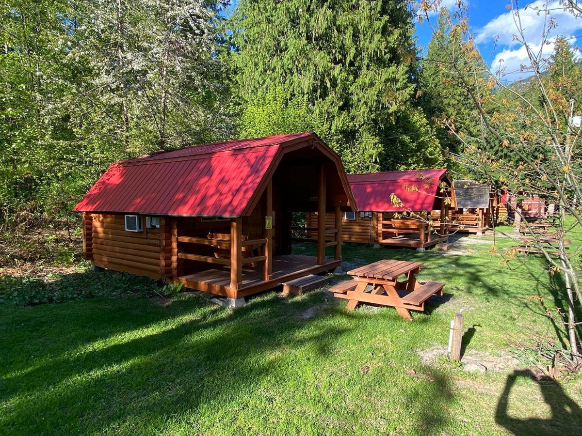 Revelstoke Rv & Cabin Resort エクステリア 写真